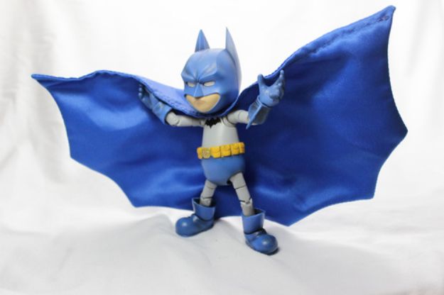 תמונה של DC BATMAN COMICON | HEROCROSS METAL FIGURE